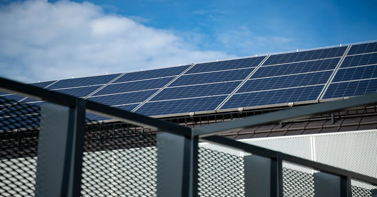 découvrez l'intégration des panneaux photovoltaïques et des pompes à chaleur pour une solution énergétique durable et efficace, alliant production d'électricité renouvelable et chauffage écologique.