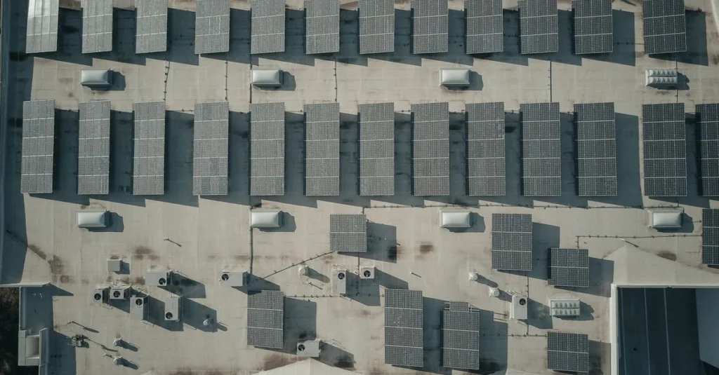 découvrez l'intégration des panneaux photovoltaïques et des pompes à chaleur pour une solution énergétique durable et efficace, alliant production d'électricité renouvelable et chauffage écologique.