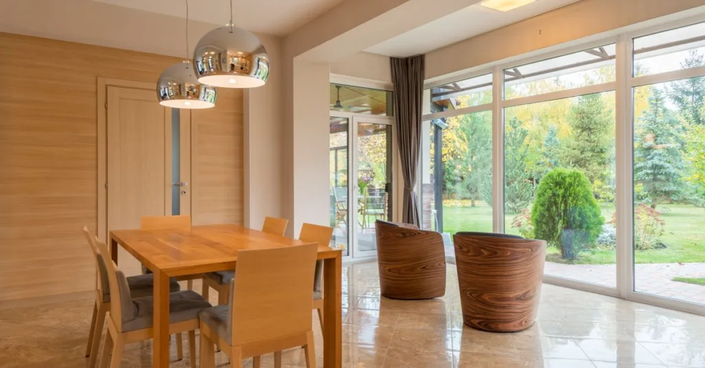 solutions de chauffage efficaces pour les maisons avec de grandes fenêtres, alliant confort thermique et économie d'énergie.