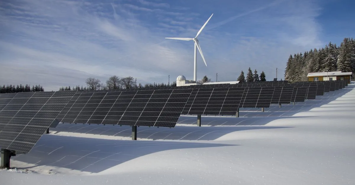 découvrez comment optimiser l'orientation de vos panneaux solaires pour maximiser leur efficacité et produire plus d'énergie renouvelable.