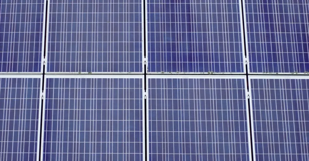 découvrez comment optimiser l'orientation des panneaux solaires pour maximiser la production d'énergie et tirer le meilleur parti de votre installation photovoltaïque.
