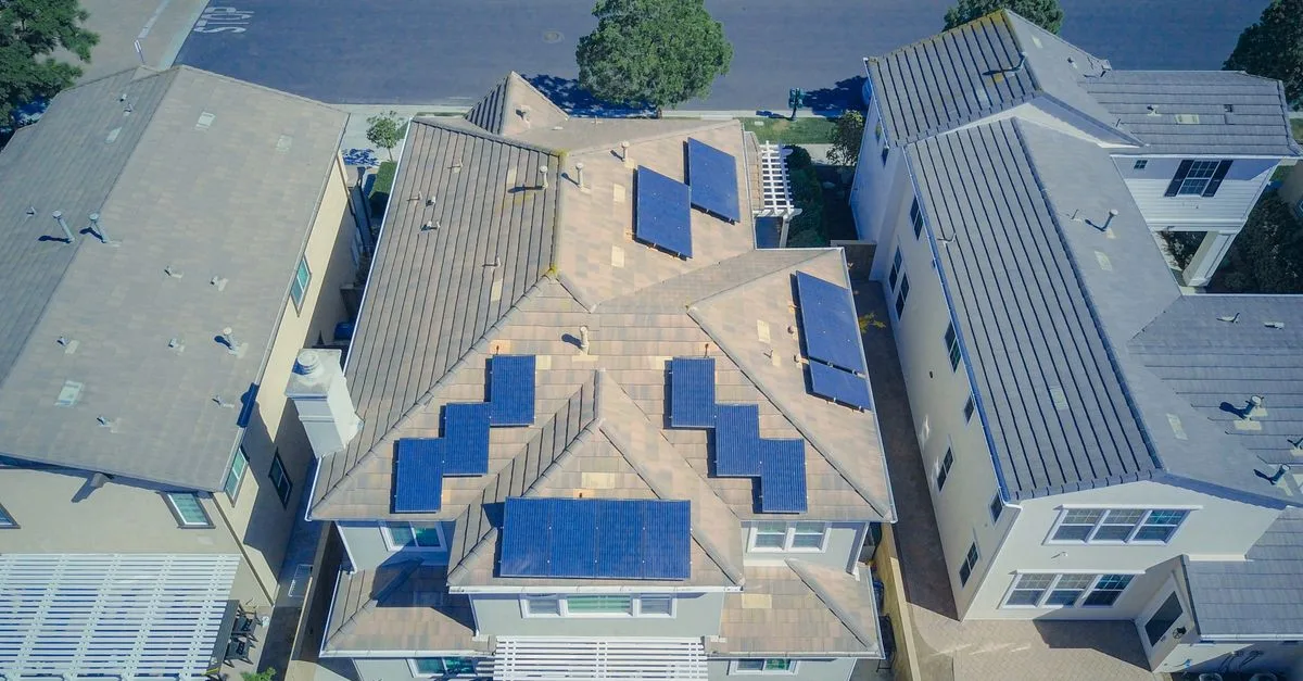 calculez la surface de votre toit adaptée aux panneaux solaires pour optimiser la production d'énergie renouvelable et réduire vos factures d'électricité.