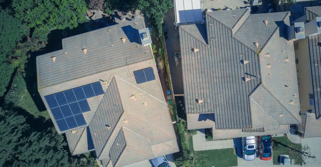 découvrez comment calculer la surface de votre toit disponible pour l'installation de panneaux solaires afin d'optimiser la production d'énergie solaire.