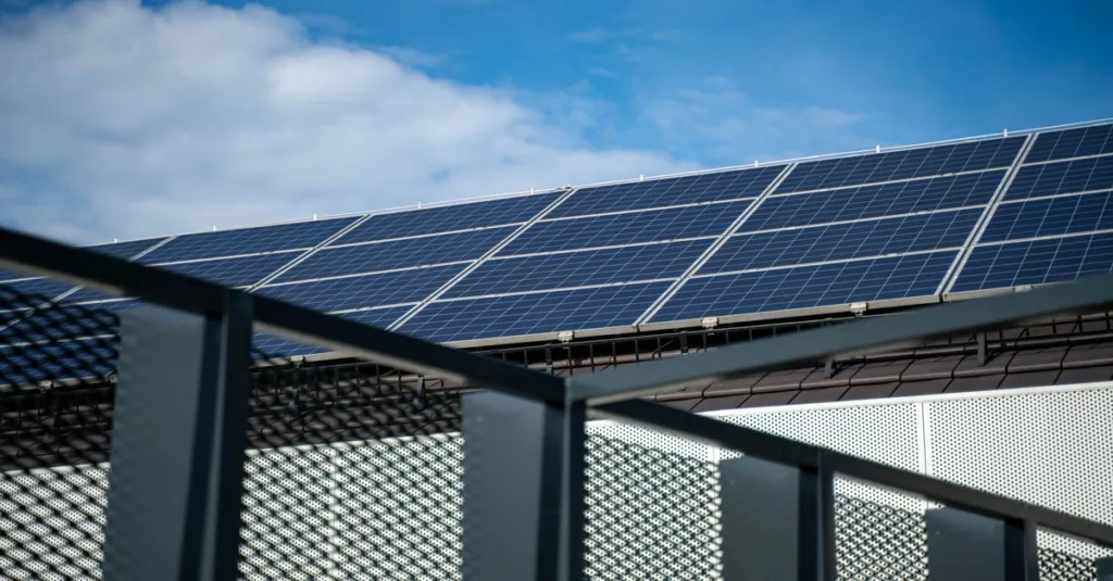 découvrez la rentabilité des panneaux solaires sur un toit ombragé et comment optimiser leur performance malgré l'ombre pour économiser sur votre facture d'électricité.